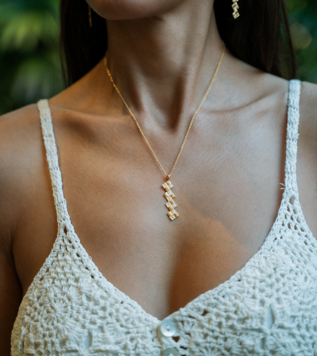 4 Love Knot Vertical Bar necklace