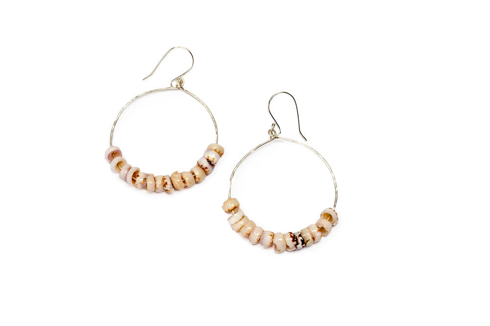 Manini Spot Puka Small hoop earrings