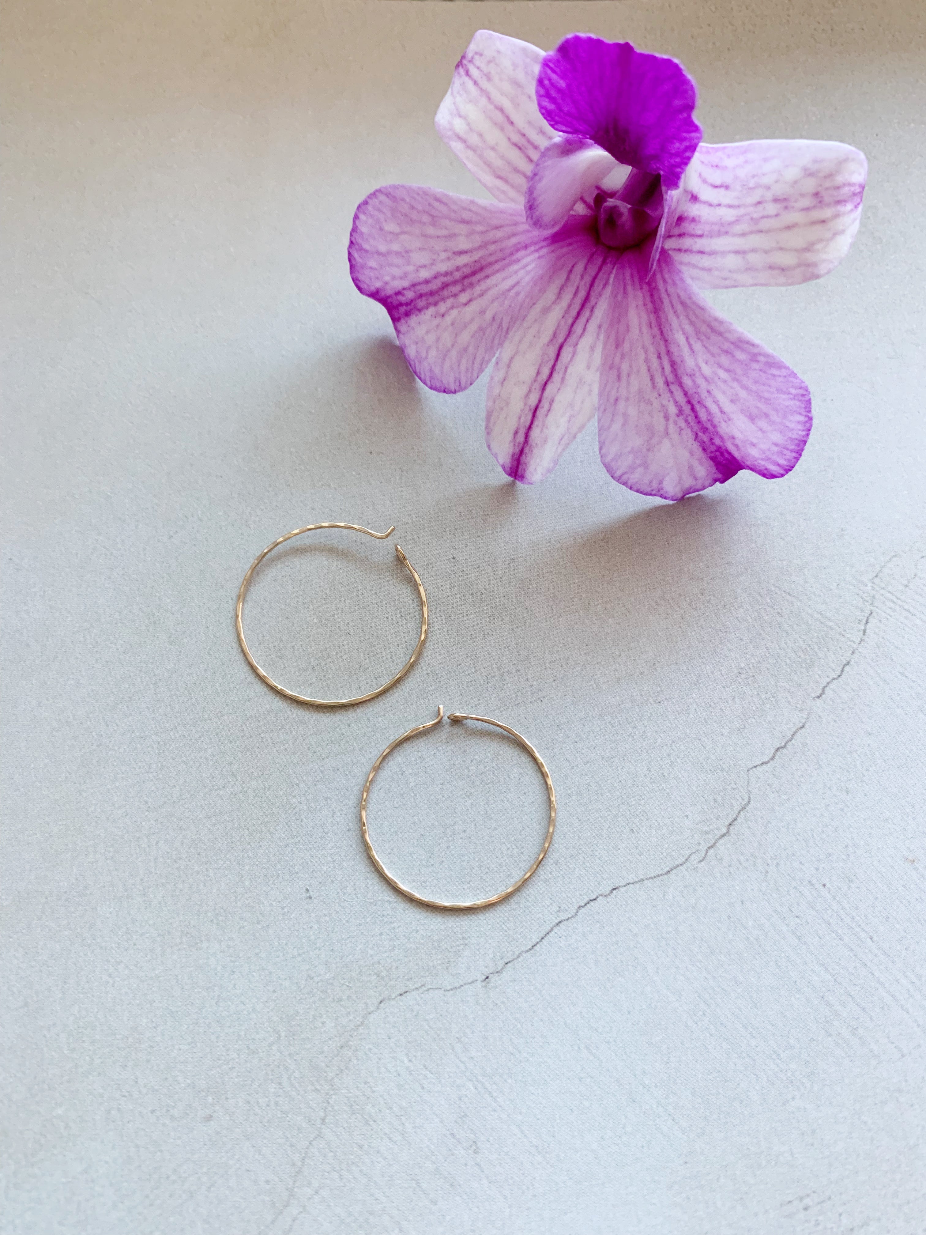 Small 1&quot; Jane Plain Hammered Classic Open Hoop